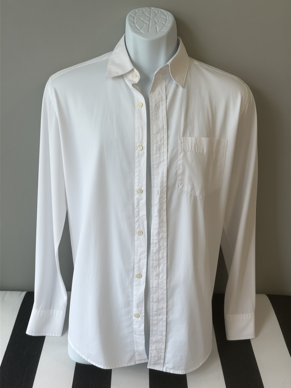 GAP White Long-Sleeve Classic Fit Button-Down Shirt 💯Cotton-Small - Picture 2 of 7